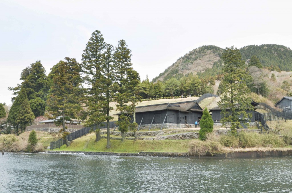 芦ノ湖の南に位置する箱根関所は、港のすぐ側にある